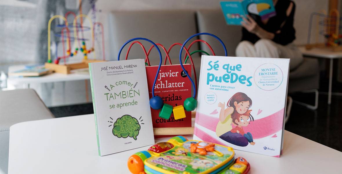 Imagen de los libros presentados en la Clínica Universidad de Navarra sobre salud mental y educación infantil con motivo del Día del Libro 2025.
