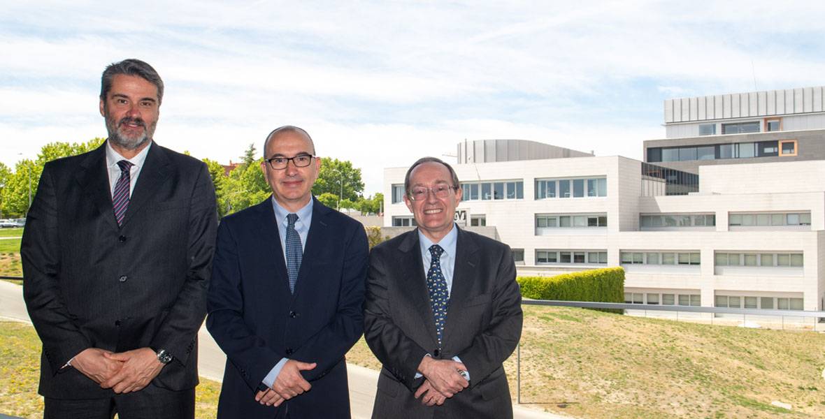 Dres-DeTorre-Seijo-Montuenga_Cribado pulmon_2 Imagen de los Dres. Juan Pablo de Torres y Luis Seijo, especialistas del Área de Cáncer de Pulmón del CCUN, y el Dr. Luis Montuenga, líder del grupo de cáncer de pulmón del Cima.