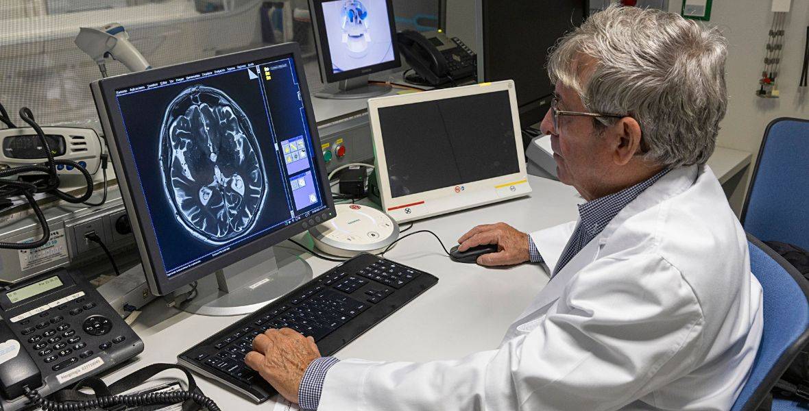 Foto del Dr. Carlos Sánchez-Catasus, físico e investigador del Departamento de Neurología de la Clínica, viendo una resonancia magnética con el HIFU