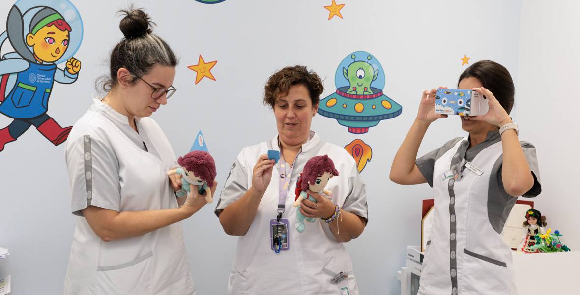Kits-realidad-virtual-protonterapia Imagen de las enfermeras de la Unidad de Protonterapia del Cancer Center Clínica Universidad de Navarra con los kits de realidad virtual donados por Nixi for Children y The Ricky Rubio Foundation.