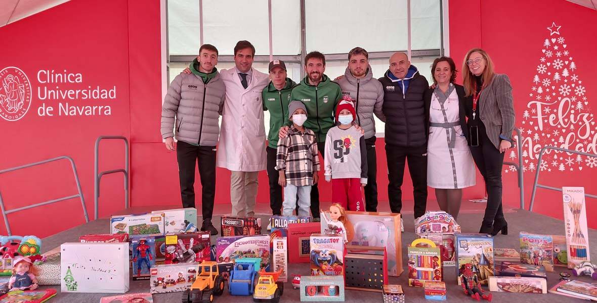 Imagen de la plantilla del Xota, equipo navarro de fútbol sala, en la entrega de regalos a niños hospitalizados en la Clínica Universidad de Navarra.