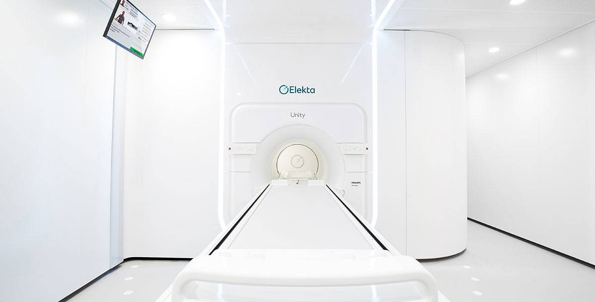 El Cancer Center Clínica Universidad de Navarra contará con un acelerador que reduce hasta cinco veces las sesiones de radioterapia Esta tecnología ajusta los tratamientos en el mismo momento de la radiación gracias a las imágenes obtenidas con una resonancia magnética integrada y minimiza la toxicidad para el paciente. Supone una inversión cercana a los 10 millones de euros y se instalará en la sede de Pamplona<br/>