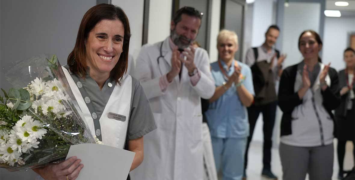 Alejandra Bachiller, enfermera, recibe el premio Daisy Img de Alejandra Bachiller, con compañeros, recibiendo un ramo de flores por el premio Daisy