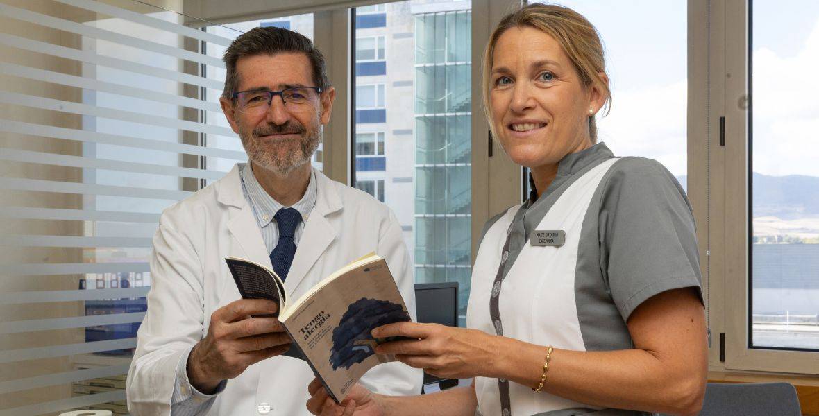 Foto del Dr. Gabriel Gastaminza y Maite Urtasun, director y enfermera del Departamento de Alergología e Inmunología, con el libro "Tengo alergia"