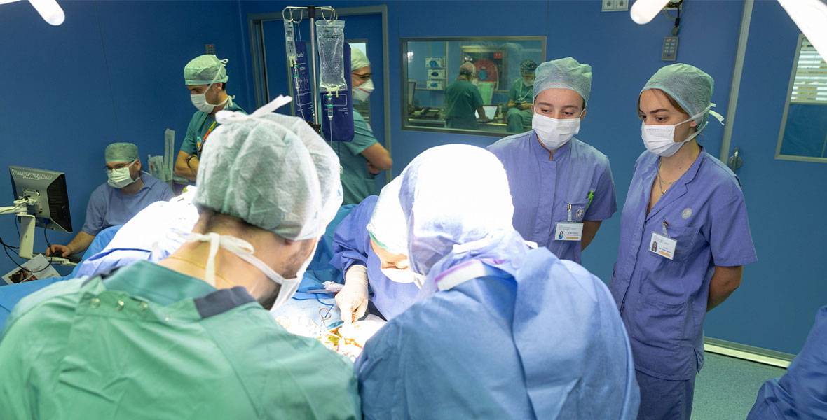 Alumnos de la Facultad de Medicina en los quirófanos de la Sede de Pamplona. Img de los alumnos de la sede de Pamplona en los quirófanos de la sede de Pamplona. Se utiliza para ilustrar una noticia sobre el primer puesto de la Facultad en un ranking.