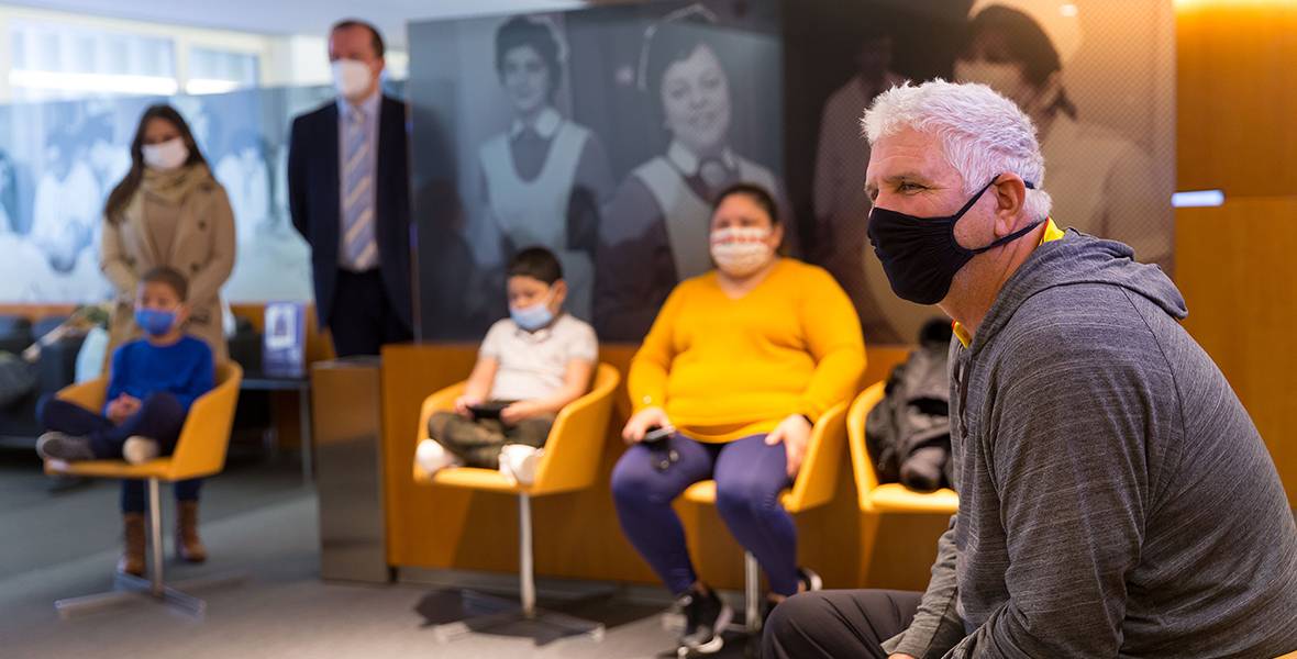 andres-gomez-se-reune-con-un-grupo-de-pacientes-ecuatorianos-en-clinica-universidad-navarra