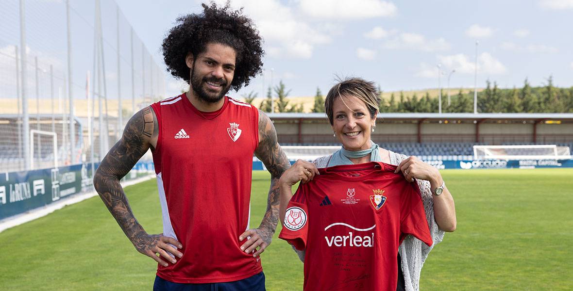 carrusel 3 Una camiseta de la final de la Copa del Rey para una luchadora del cáncer de mama