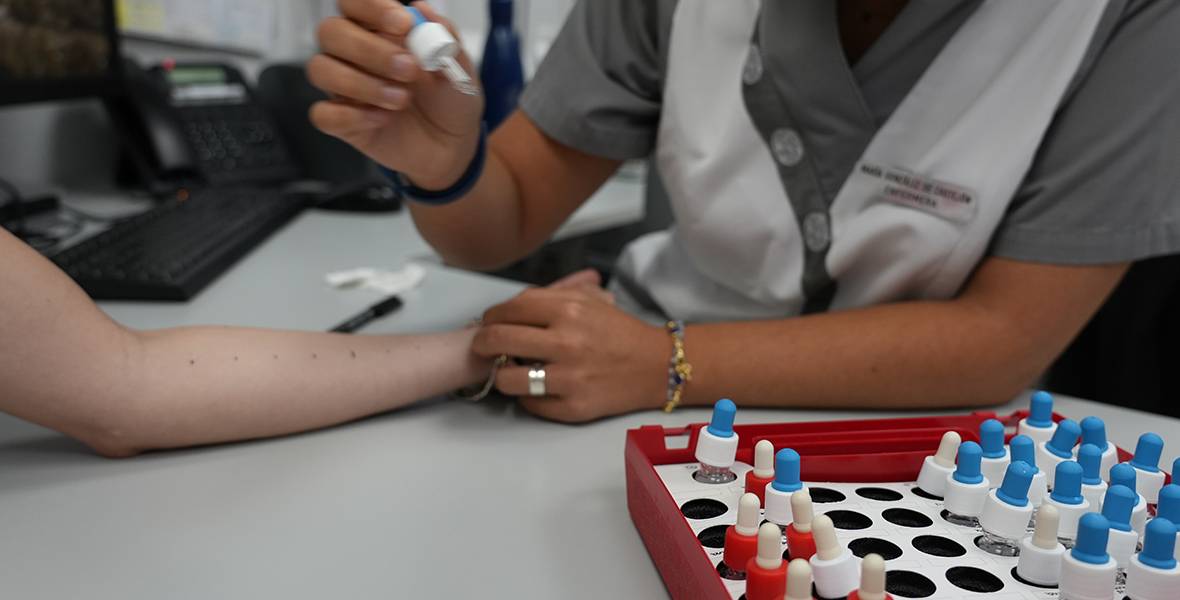 Atención de enfermería de Alergología. Clínica Universidad de Navarra La capacitación especializada de las enfermeras permite interpretar los resultados de las pruebas de alergia con precisión y ajustar los cuidados a cada paciente.