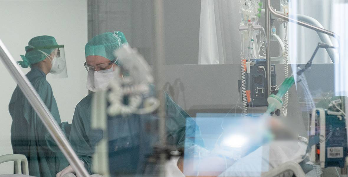 Atención en la UCI a pacientes con COVID-19. Clínica Universidad de Navarra