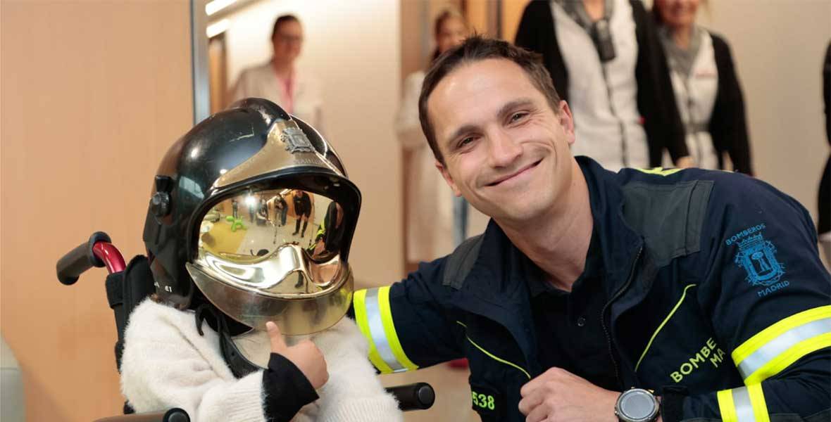 Un bombero junto a un niño en CUN Madrid con motivo del Día del Niño Hospitalizado Un bombero junto a un niño en CUN Madrid con motivo del Día del Niño Hospitalizado