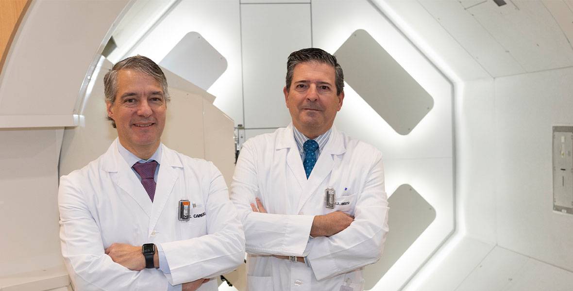 La protonterapia contra el cáncer de mama reduce la exposición de la radiación al corazón y los pulmones Img del dr. cambeiro y el dr. aristu. cancer de mama. protonterapia