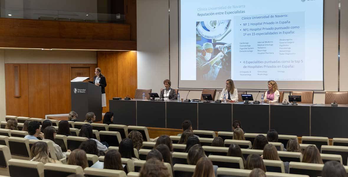 Carmen Romeu y Mónica Vázquez durante una formación a enfermeras Imagen de Carmen Romeu y Mónica Vázquez durante una formación a enfermeras en la Universidad de Navarra.