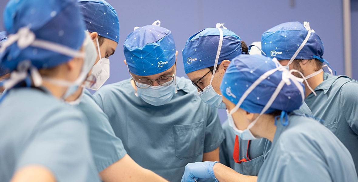 clinica-universidad-navarra-hospital-privado-espanol-mejor-reputacion Img. de especialistas en el quirófano para ilustrar la noticia de la Clínica como hospital privado con mejor reputación