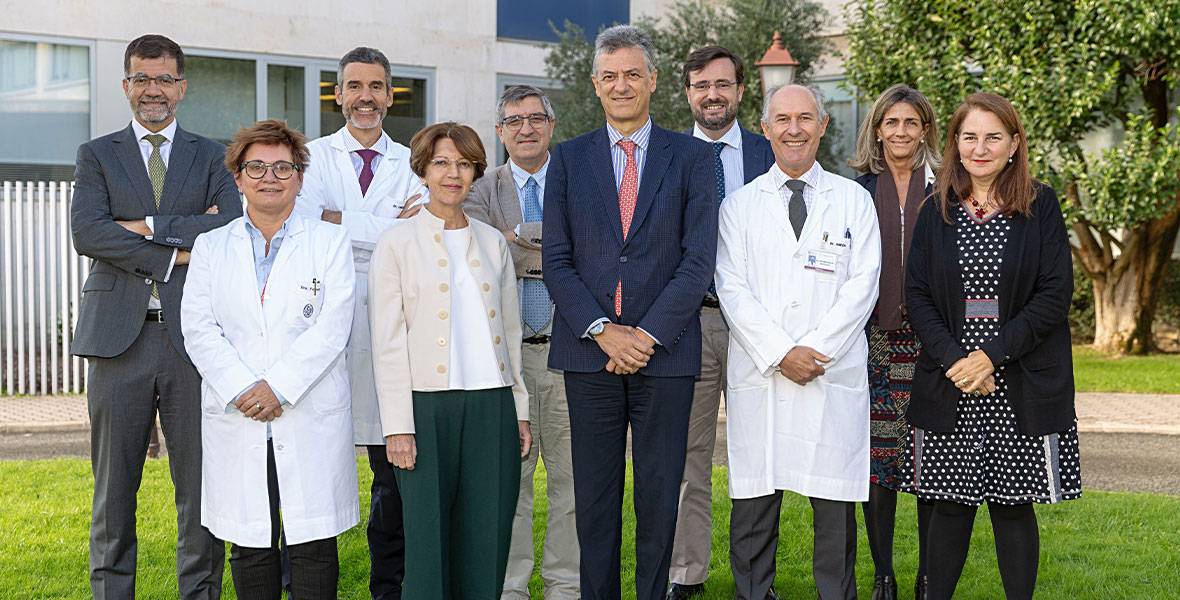 El consejo de dirección de la Clínica Universidad de Navarra Img del Consejo de dirección de la Clínica Universidad de Navarra en la puerta principal de la sede de Pamplona