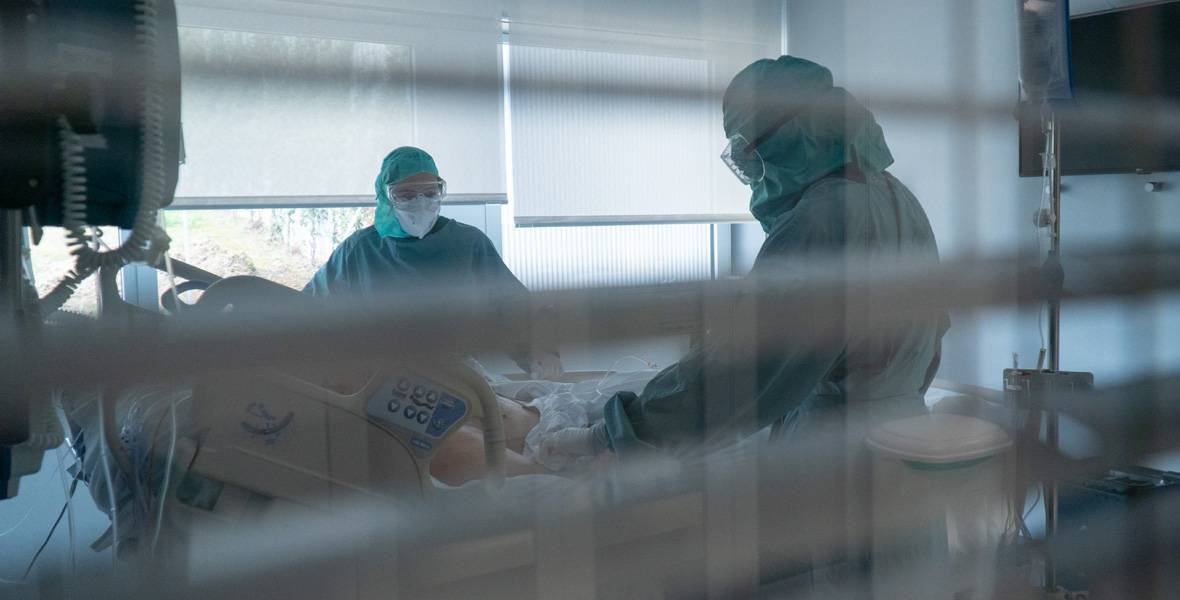 Imagen de una habitación de la UCI de la Clínica Universidad de Navarra durante la pandemia de COVID-19.