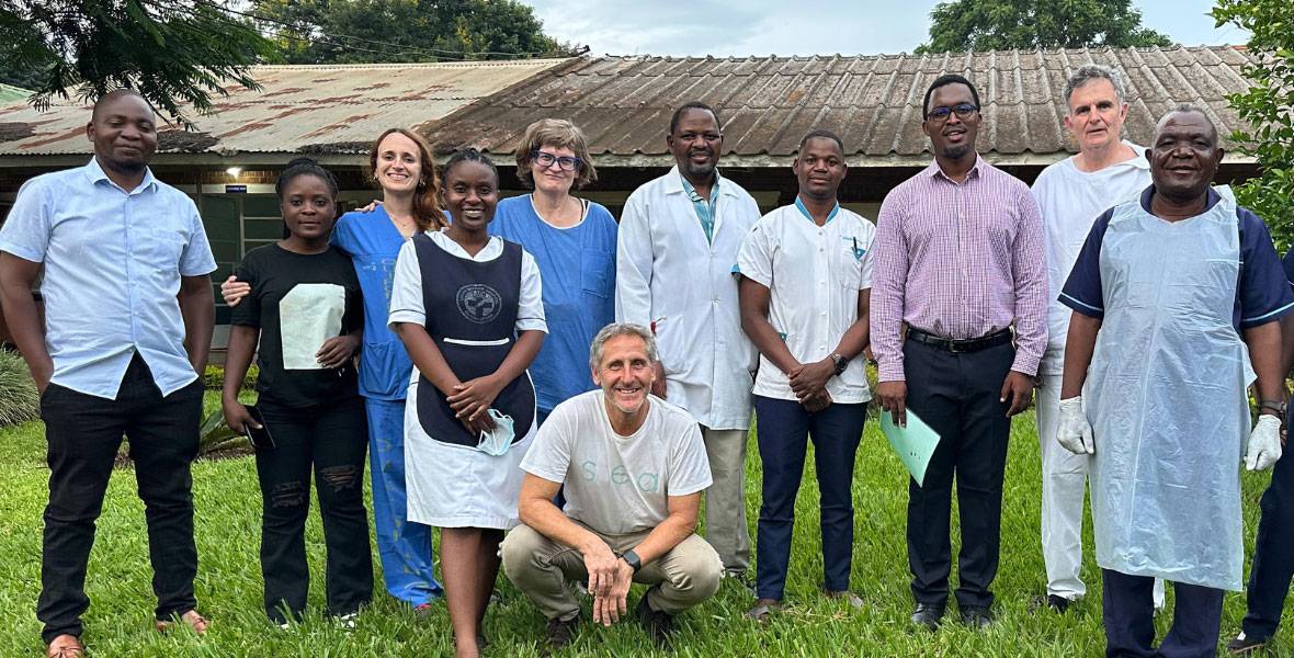 Proyecto Dermalawi. Tratamiento de albinos en África El Dr. Pedro Redondo, codirector de Dermatología de la Clínica Universidad de Navarra, junto a la expedición de Dermalawi, enfocada al tratamiento de cáncer cutáneo de albinos en Malawi.