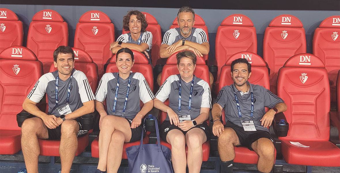 Equipo de profesionales de la Clínica del dispositivo especial para el partido de Conference League Osasuna Brujas Imagen del Dr. Rubio, el Dr. Saenz de Viteri y el Dr. Valentí junto con las enfermeras Belen izcue, Natalia Arcaya y la auxiliar Beatriz Dufur en el estadio de El Sadar antes del Osasuna-Brujas