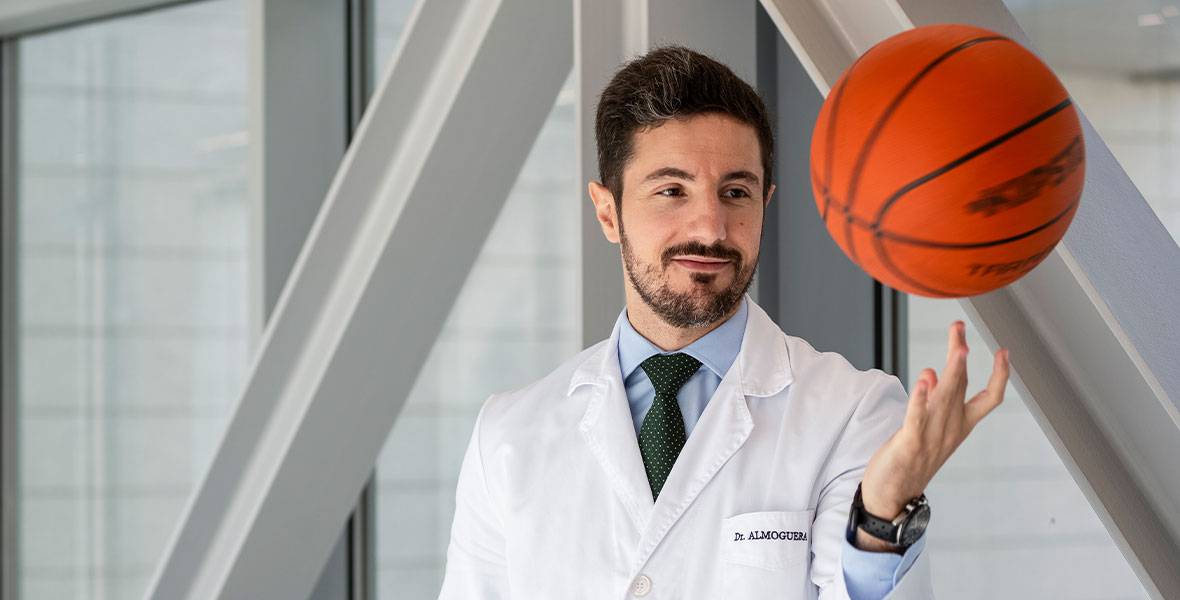 El Dr. Alejandro Almoguera, especialista de COT Imagen del Dr. Alejandro Almoguera, especialista de COT, con un balón de baloncesto