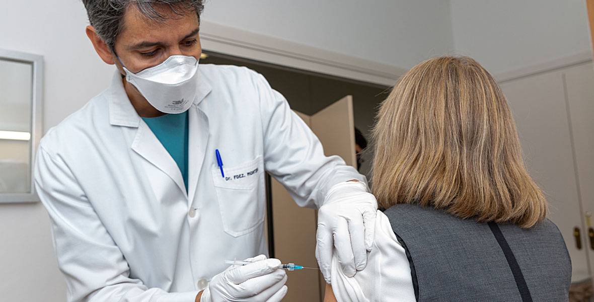Un estudio de la Clínica Universidad de Navarra sobre el Covid-19 persistente busca personas que hayan pasado la infección El Dr. Alejandro Fernández Montero durante la campaña de vacunación frente al Covid-19