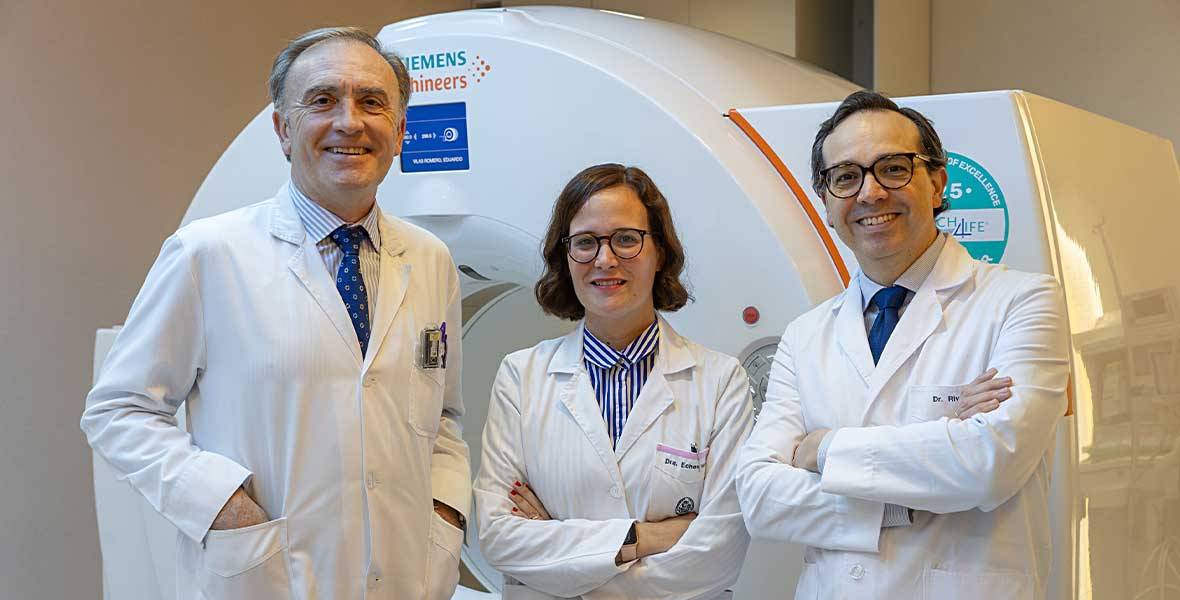 El Dr. Arbizu, la Dra. Echeveste y el Dr. Riverol en la sala del PET Imagen del Dr. Arbizu, la Dra. Echeveste y el Dr. Riverol en la sala del PET, para ilustrar una noticia sobre el uso de estas imágenes para prever mejor el azlhéimer