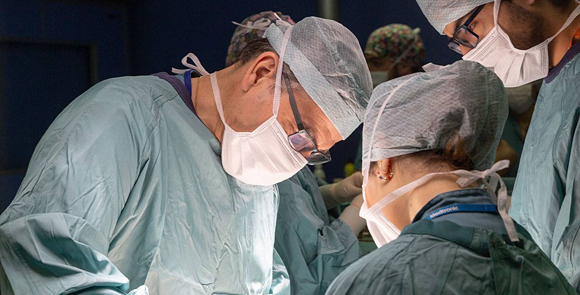 El Dr. Baixauli, especialista del Área de Cáncer Gastrointestinal del CCUN, durante una intervención Imagen del Dr. Baixauli en uno de los quirófanos de la Clínica en su sede de Pamplona durante una intervención.