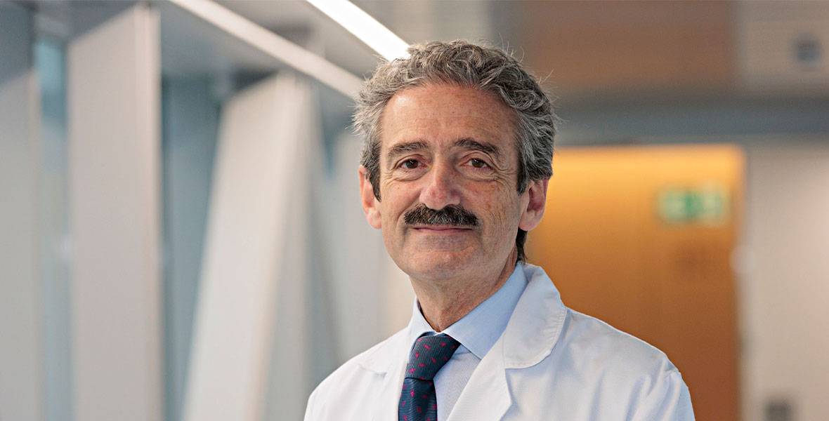 El Dr. Bruno Sangro, coordinador del Área de Cáncer de Hígado y Páncreas Img del Dr. Sangro en la sede de Madrid para ilustrar una noticia sobre la eficacia de dos medicamentos.