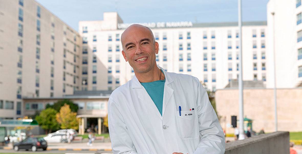 El Dr. Gabriel Reina delante de la fachada de CUN Pamplona Imagen del Dr. Gabriel Reina utilizada para ilustrar una noticia sobre un estudio de muestras de sangre seca.