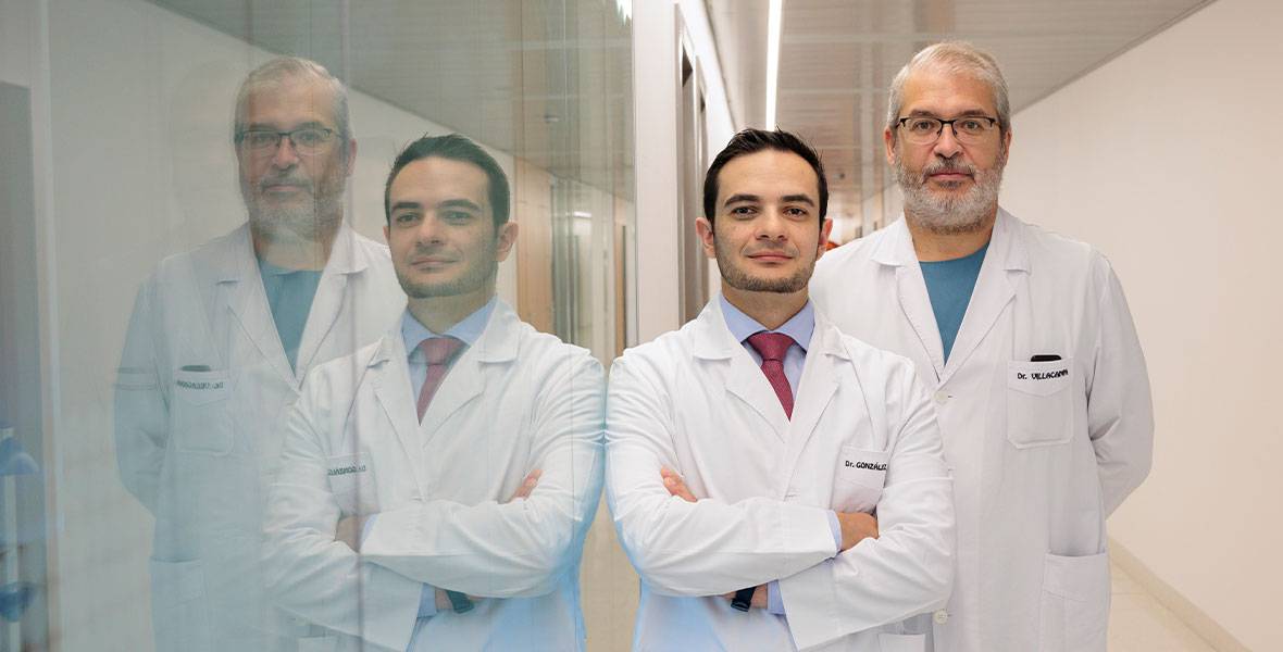 Dr. González y del Dr. Villacampa del Departamento de Urología Imagen de los doctores González y Villacampa del Departamento de Urología con motivo de un ensayo clínico abre alternativas terapéuticas a los pacientes con cáncer de vejiga superficial