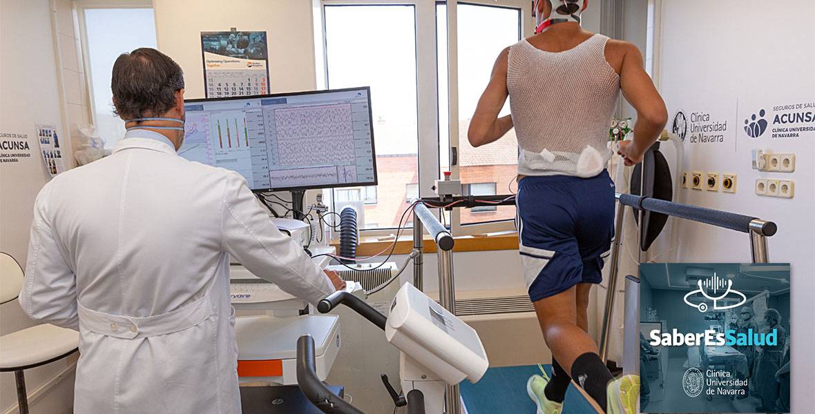 El Dr. Juan Bertó durante unos reconocimientos médicos a jugadores de Osasuna Img del Dr. Juan Bertó durante unos reconocimientos médicos de Osasuna para ilustrar su participación como entrevistado en el pódcast "Saber es Salud"