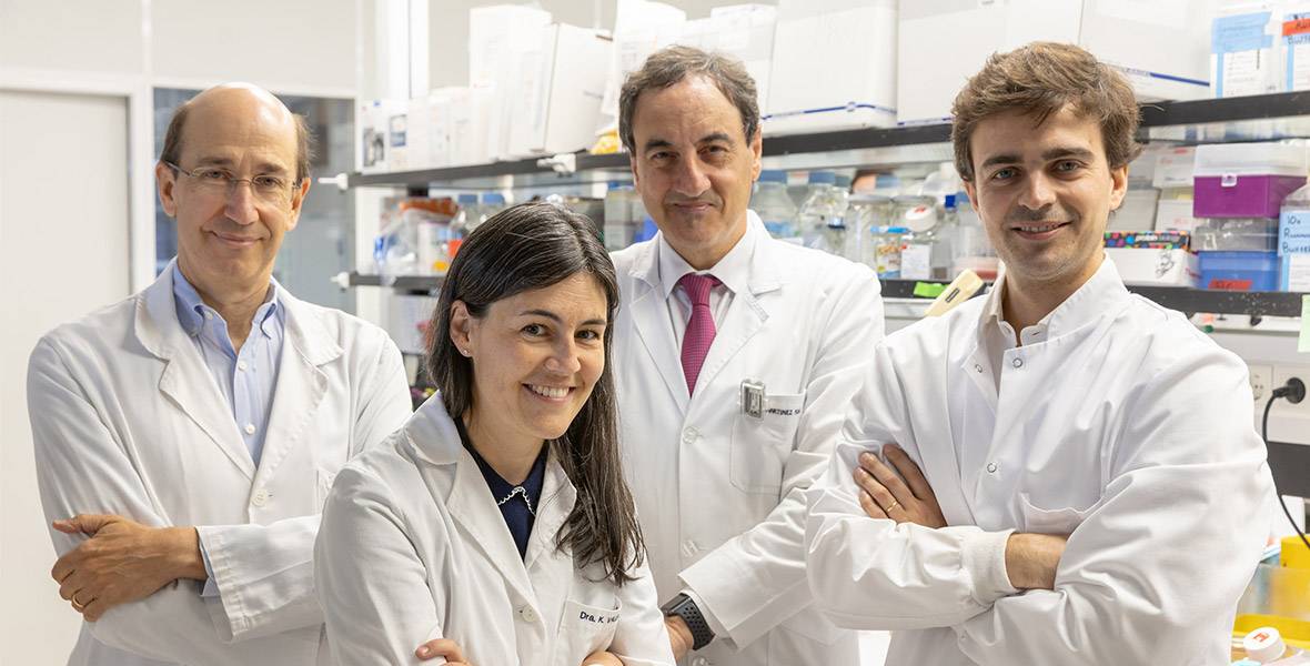 Foto del Dr. Lecanda, la Dra. Valencia, el Dr. Martínez Monge y el Dr. Ruiz-Fernández de Córdoba De izquierda a derecha, los doctores Fernando Lecanda, Karmele Valencia y Rafael Martínez Monge, del grupo de Adhesión y Metástasis del Cima, con el Dr. Borja Ruiz-Fernández de Córdoba, autor también del trabajo e investigador postdoctoral en la Universidad de California en San Francisco.