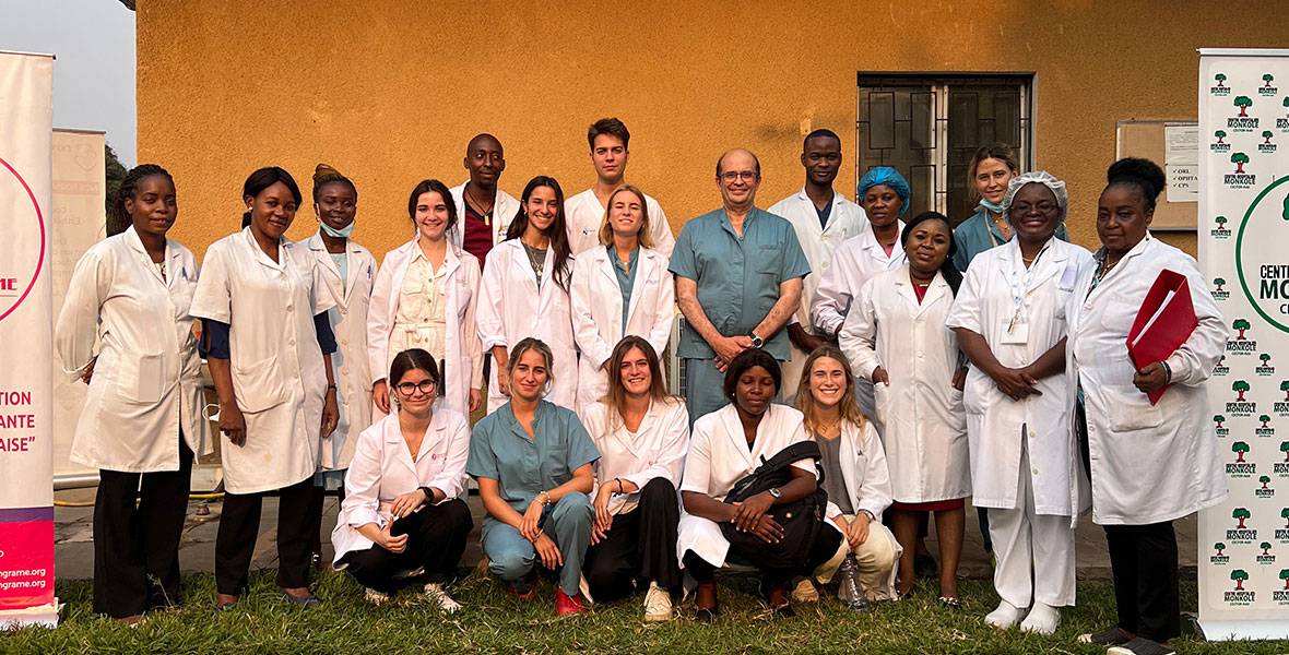 EL Dr. Luis Chiva, premio ONCE Navarra 2023 por su liderazgo contra el cáncer de cérvix entre las mujeres de Congo Img del Dr. Chiva en El Congo para ilustrar premio ONCE