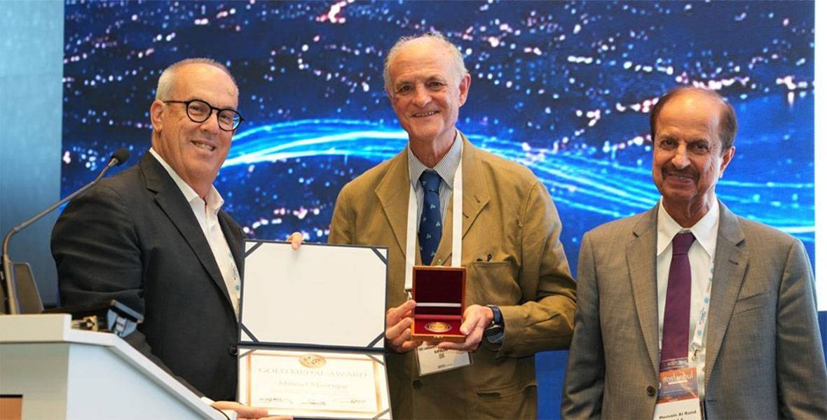 Foto del Dr. Manrique recibiendo la Medalla de Oro de IFOS durante el congreso celebrado en Estamul, en el que fue reconocido por su trayectoria. 