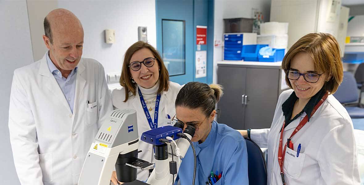 El Dr. Prósper, la Dra. Inogés, Rebeca Lara y La Dra. López en el Laboratorio GMP Imagen de El Dr. Prósper, la Dra. Inogés, Rebeca Lara y La Dra. López en el Laboratorio GMP
