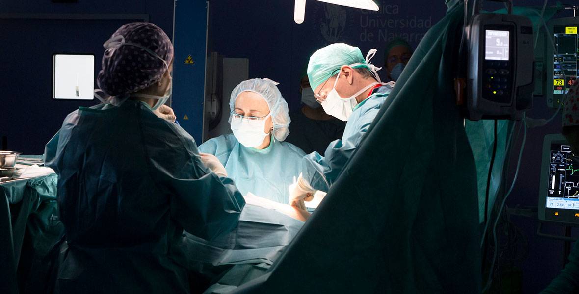 Imagen de Dra Isabel Rubio durante cirugía de cáncer de mama