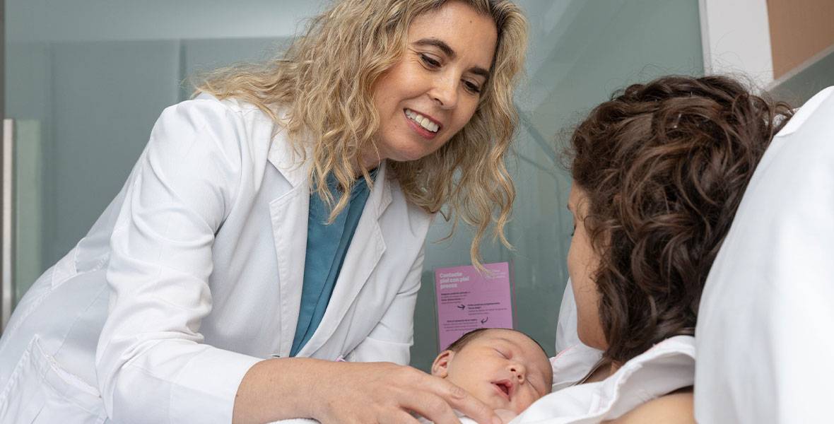 La Dra. Monica Riaza atiende a una madre y a su bebé recién nacido Imagen de la Dra. Monica Riaza con una madre y su bebé recién nacido en la Clínica Universidad de Navarra