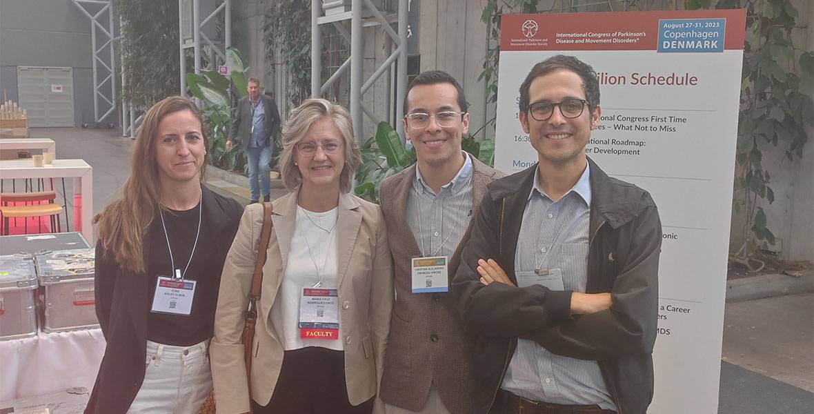 La Dra. Rodríguez Oroz, en la plenaria del Congreso Internacional de la Enfermedad de Parkinson y Trastornos del Movimiento Img. de la Dra. Rodriguez Oroz junto a especialistas de la Clínica durante el congreso MDS de Neurología