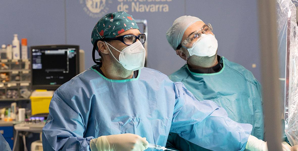 Cirujanos vasculares realizando un tratamiento para las varices pélvicas
