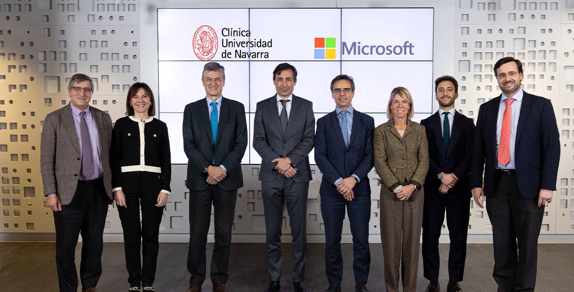Firma del convenio entre la CUN y Microsoft Foto de grupo de la firma del convenio entre la CUN y Microsoft. Aparecen el Dr. Moreno, Elena Faedda y Josep Gost de Sistemas, Joseba Campos y Luis Gaytán.