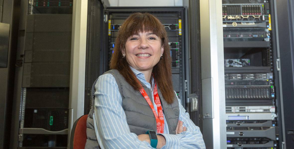 Elena Faedda, codirectora del Departamento de Sistemas de Información de la Clínica Universidad de Navarra Imagen de Elena Faedda, codirectora del Departamento de Sistemas de Información de la Clínica en la sala donde se encuentran lo servidores y equipos de almacenamiento de datos en la sede de Pamplona.