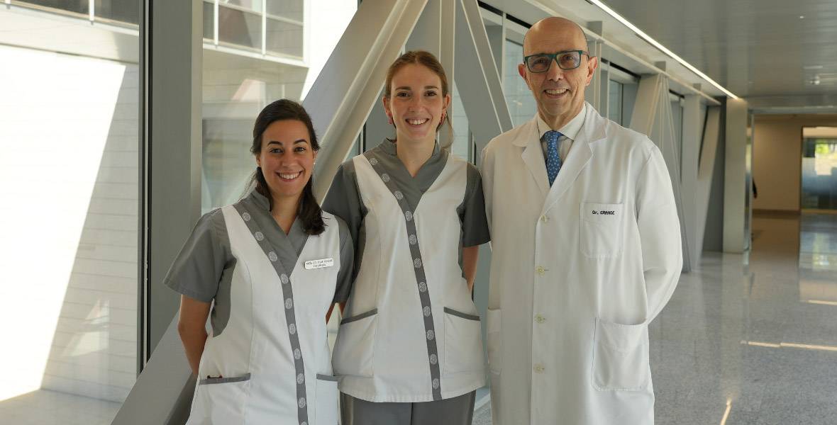 Enfermeria en pacientes hematologicos Las enfermeras Pilar Iglesias y Marta Cassany, junto al Dr. Carlos Grande, del Servicio de Hematología de la Clínica Universidad de Navarra.