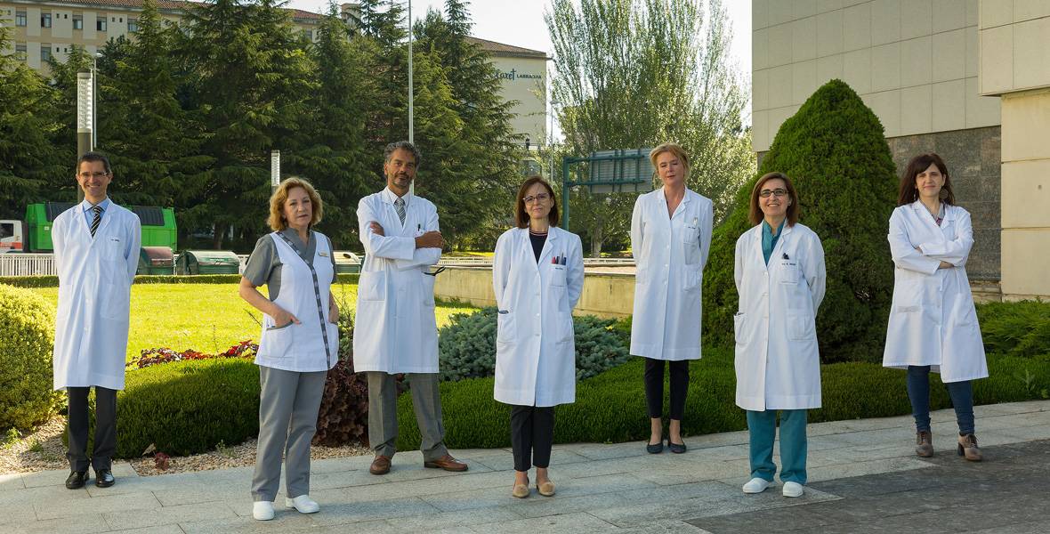 Equipo investigador del ensayo clínico del linfoma folicular. CUN Equipo investigador de la Clínica y el Cima: atrás, los Dres. Jorge María Núñez, Carlos Panizo, Esther Pena, y Amaya Izal; delante, María de Ujué Remón, las Dras. Ascensión López y Susana Inogés.