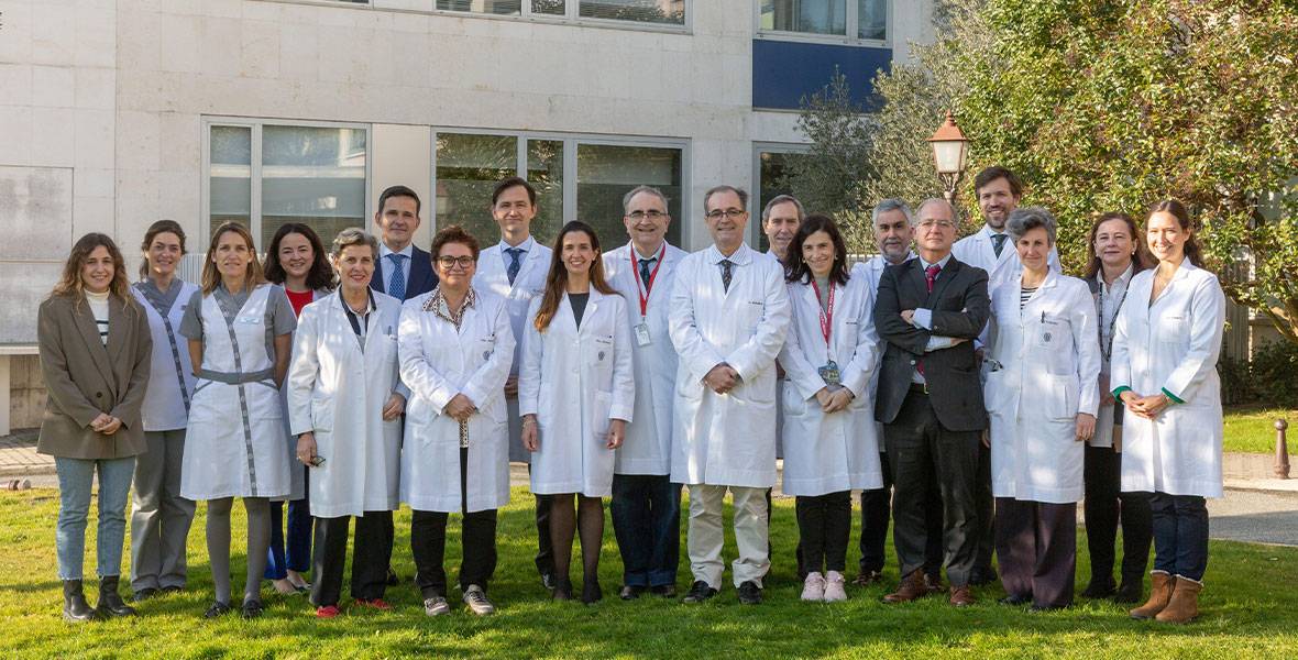 Foto del equipo de especialistas de Incubadora Universidad de Navarra Imagen del grupo de médicos y especialistas que forman parte de Incubadora Universidad de Navarra en la puerta de la Clínica Universidad de Navarra en su sede de Pamplona