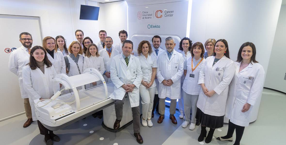 Equipo de Oncología Radioterápica y Radiofísica junto al MrLinac Fotografía del equipo de Oncología Radioterápica y Radiofísica junto al MrLinac