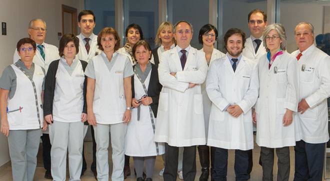 Equipo de la Unidad Vestibular de la CUN. De izda. a dcha. Mª Dolores Los Arcos, Dr. Eduardo Martínez Vila (Neurología), Patricia Rodríguez, Dr. Pablo Domínguez (Radiodiagnóstico), Mª Cruz Betelu, Laura Girón, Laura Sarrasqueta, Inmaculada López, Dr. Nicolás Pérez (Otorrinolaringología), Dra. Raquel Manrique (Otorrinolaringología), Dr. Carlos Guajardo (Otorrinolaringología), Dr. Enrique Aubá (Psiquiatría), Dra. Mª Reyes García de Eulate (Radiodiagnóstico) y Dr. José Luis Zubieta (Radiodiagnóstico).
