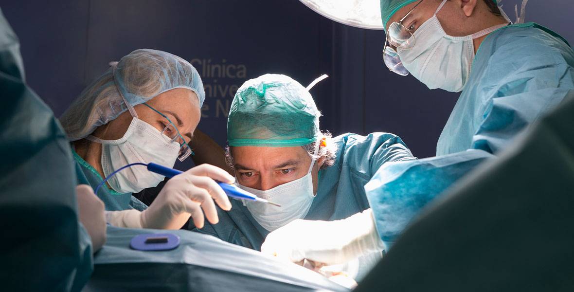 Clínica Universidad de Navarra asciende hasta puesto 26 entre empresas españolas mejor reputación Especialistas de la Clínica Universidad de Navarra durante una intervención quirúrgica.