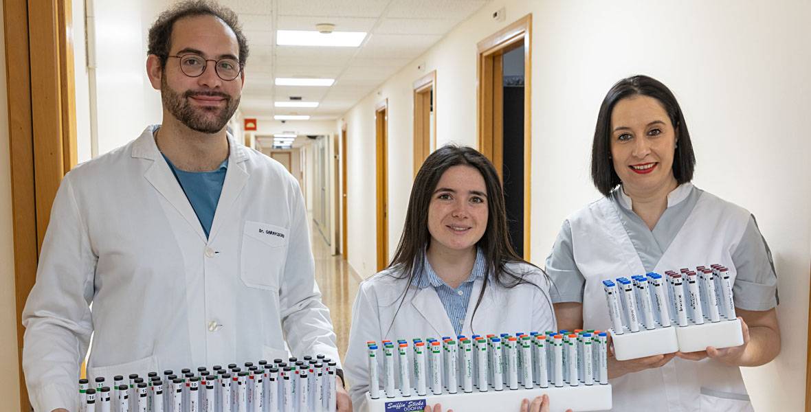 Imagen del Dr. Octavio Garaycoechea, la Dra. Marta Hernández y Beatriz del Río, auxiliar de Enfermería, con test olfativos del Departamento de Otorrinolaringología de la Clínica Universidad de Navarra. 