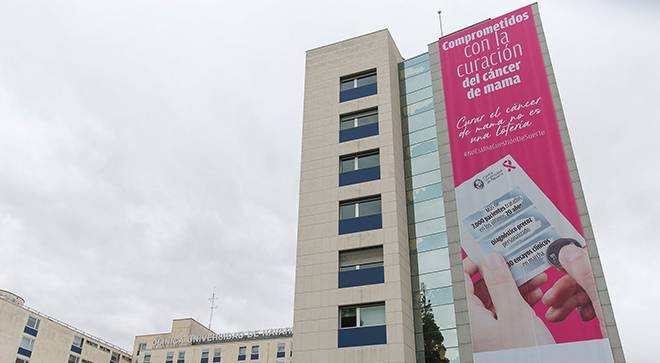 fachada-dia-mundial-cancer-mama Imagen de la fachada de la Clínica con motivo del Día Mundial del Cáncer de Mama