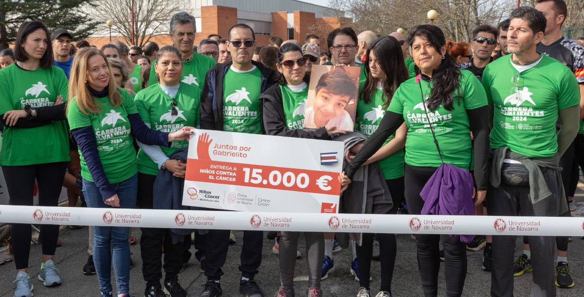 Donativo familia Ávila González. VIII Carrera de los Valientes. Niños contra el Cáncer. CUN La familia Ávila González entrega un donativo de 15.000 euros en beneficio de Niños Contra el Cáncer