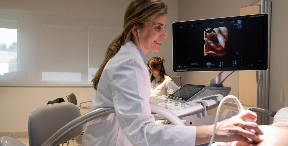 Fertilidad medicina reparadora Imagen de la Dra. Laura Muñoz durante una consulta de Ginecología y Obstetricia en la Clínica Universidad de Navarra tras pasar por la Unidad de Fertilidad.