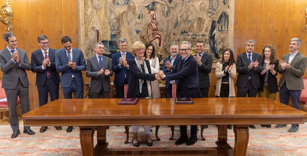 Firma del acuerdo entre AECC y CCUN María Iraburu, rectora de la Universidad de Navarra, y Ramón Reyes, presidente de la AECC, durante la firma del acuerdo acompañados por representantes de ambas entidades.